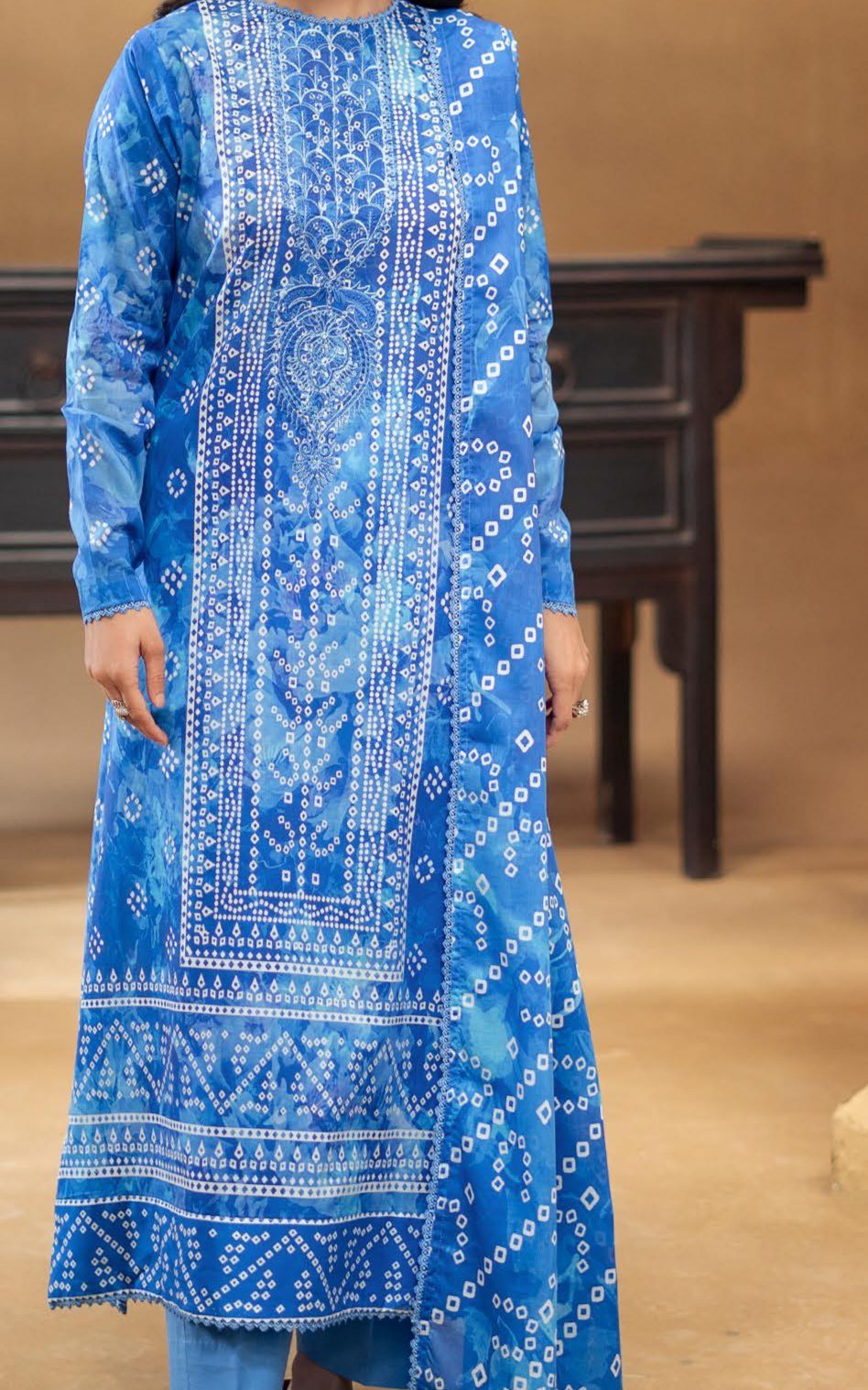 GULLBANO by Gull Jee 3 Piece Lawn Suit – Digital Chunri Print | Unstitched | Embroidered Neck